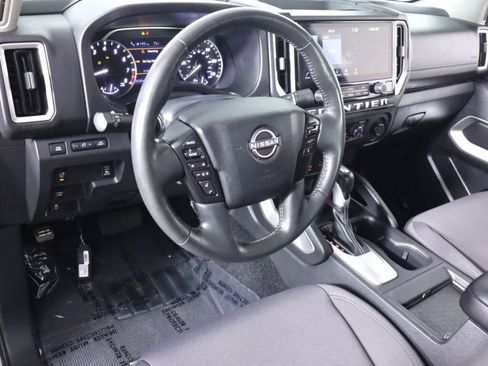 Used 2025 Nissan Frontier SV w/ SV Convenience Package RWD image 9