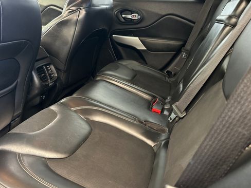 Used 2018 Jeep Cherokee Latitude Plus AWD/4WD image 13