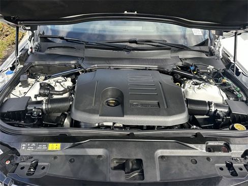 Used 2023 Land Rover Discovery Metropolitan Edition image 30