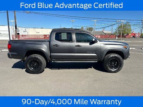 Used 2017 Toyota Tacoma TRD Off-Road w/ Premium & Technology Package AWD/4WD image 9