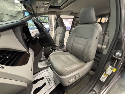 Used 2017 Toyota Sienna XLE image 10