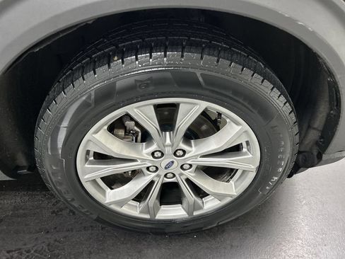 Used 2022 Ford Explorer Limited w/ Equipment Group 301A AWD/4WD image 8