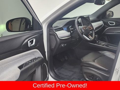 Used 2024 Jeep Compass Latitude image 11