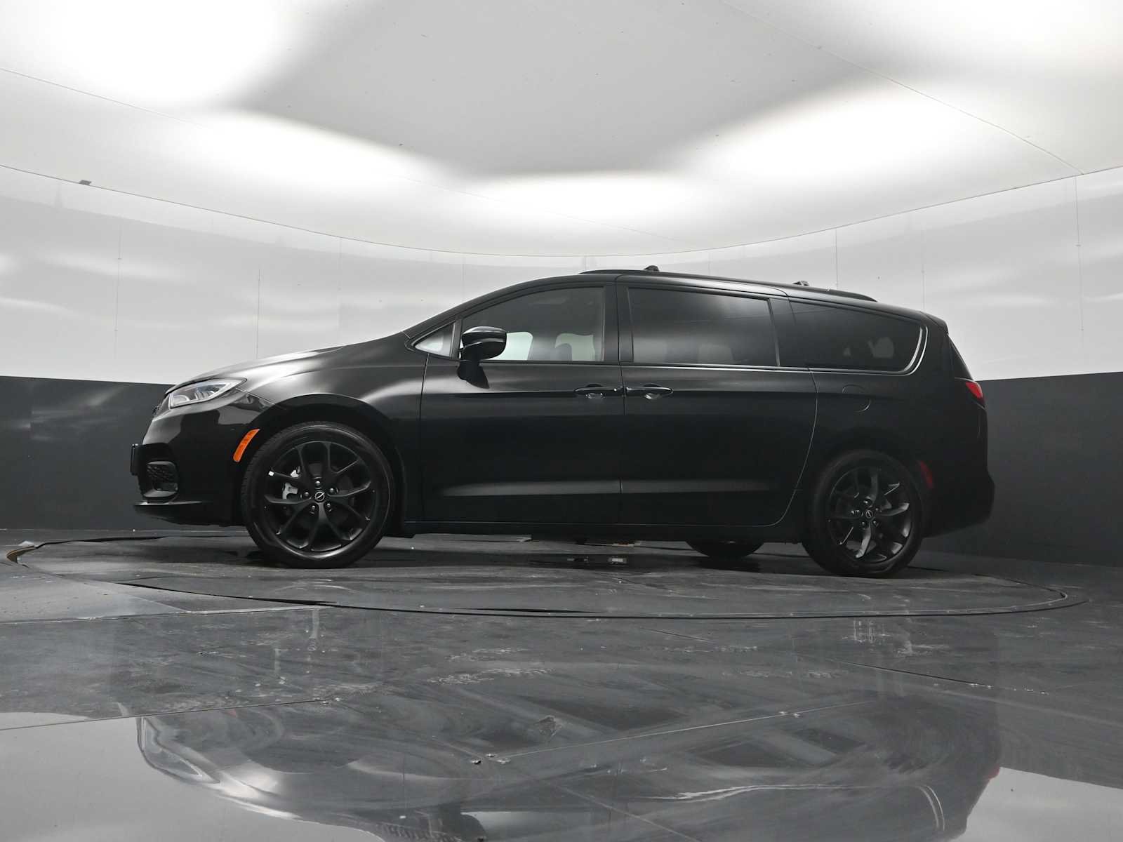 Used 2025 Chrysler Pacifica Limited FWD image 21