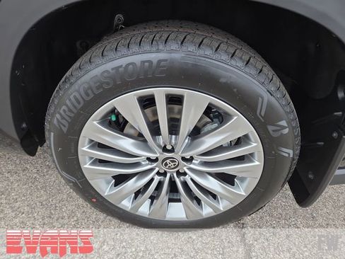 New 2026 Toyota Highlander Platinum image 27