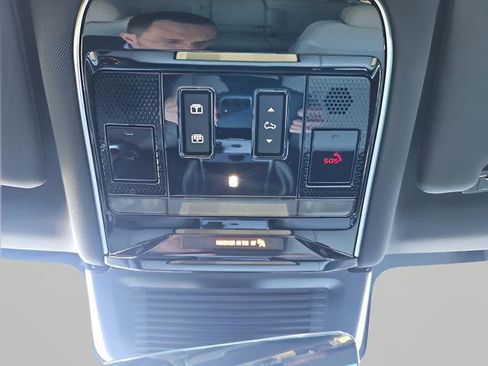 Certified 2025 Land Rover Range Rover SE image 19