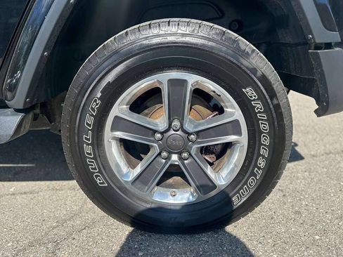 Used 2018 Jeep Wrangler Unlimited Sahara w/ Uconnect 4C Nav & Sound Group AWD/4WD image 9