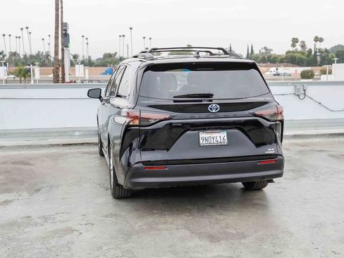 Used 2024 Toyota Sienna XLE w/ XLE Plus Package FWD image 7