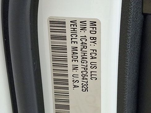 Certified 2023 Jeep Grand Cherokee Laredo X image 27