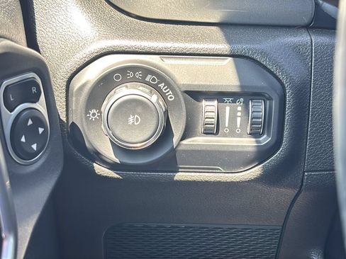 Used 2019 Jeep Wrangler Unlimited Sahara w/ LED Lighting Group AWD/4WD image 29