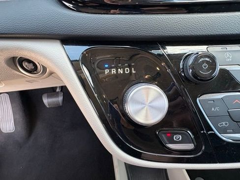 Used 2022 Chrysler Pacifica Touring-L image 21