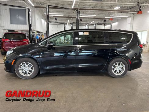 Used 2024 Chrysler Pacifica Touring-L w/ Uconnect Theater Family Group FWD image 1