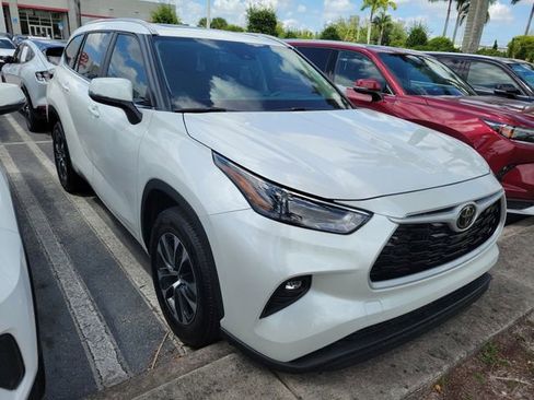 Used 2025 Toyota Highlander XLE FWD image 2