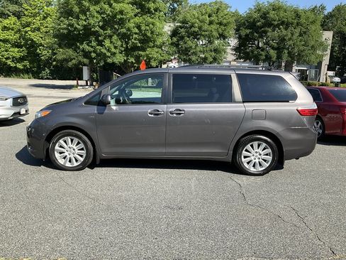 Used 2017 Toyota Sienna LE AWD/4WD image 8