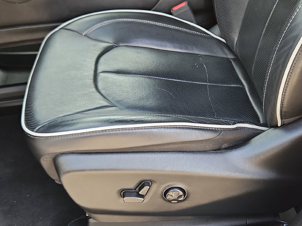 Used 2025 Chrysler Pacifica Limited FWD image 14