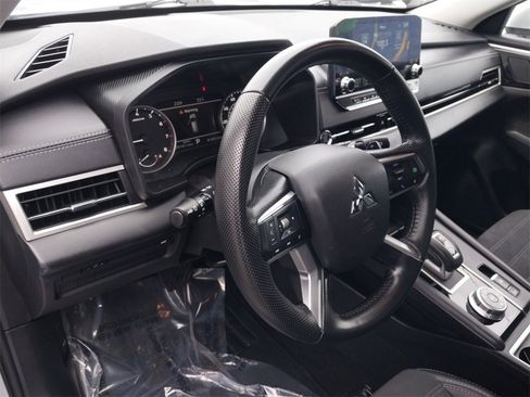 Used 2024 Mitsubishi Outlander SE image 14