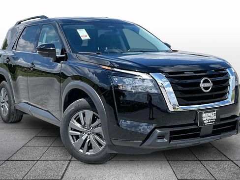 Used 2024 Nissan Pathfinder SV FWD image 2