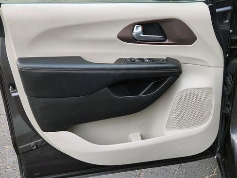 Used 2023 Chrysler Voyager LX FWD image 24