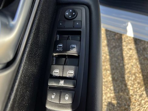 Used 2025 Chrysler Pacifica Select image 22