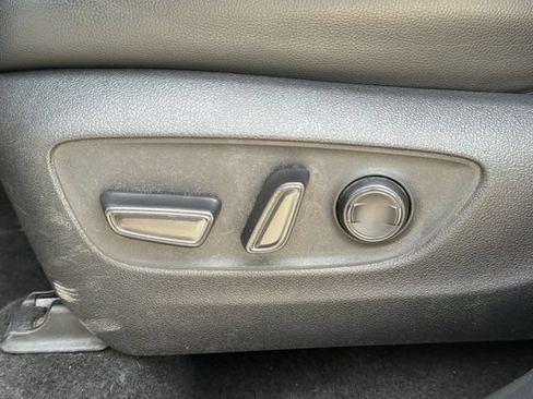 Used 2024 Toyota Highlander XLE FWD image 30