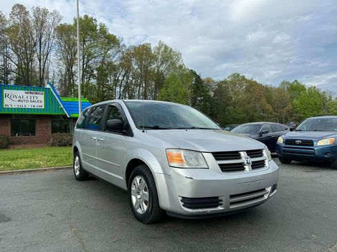 Used 2010 Dodge Grand Caravan SE w/ Climate Group image 3