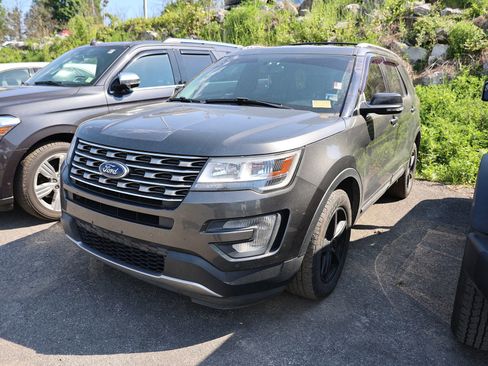 Used 2017 Ford Explorer XLT w/ Equipment Group 202A AWD/4WD image 3