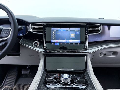 Used 2022 Jeep Wagoneer Series III w/ Premium Group I image 10