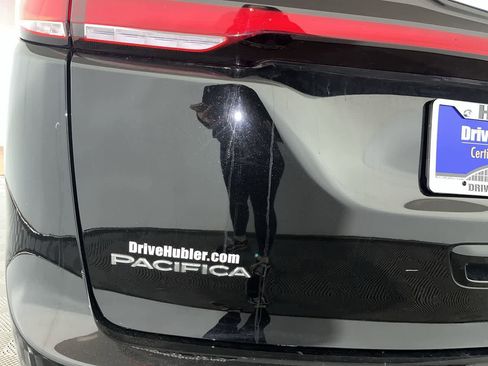 Used 2024 Chrysler Pacifica Touring-L image 11