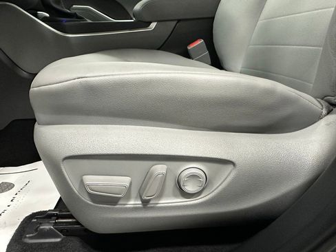 Used 2025 Toyota Highlander XLE image 13