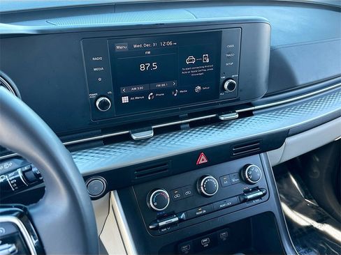 Used 2024 Kia Carnival LX image 14