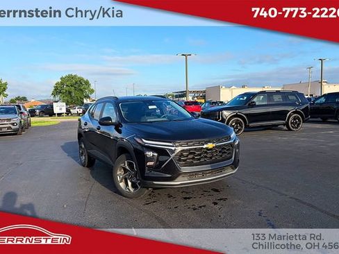 Used 2025 Chevrolet Trax LT FWD image 1