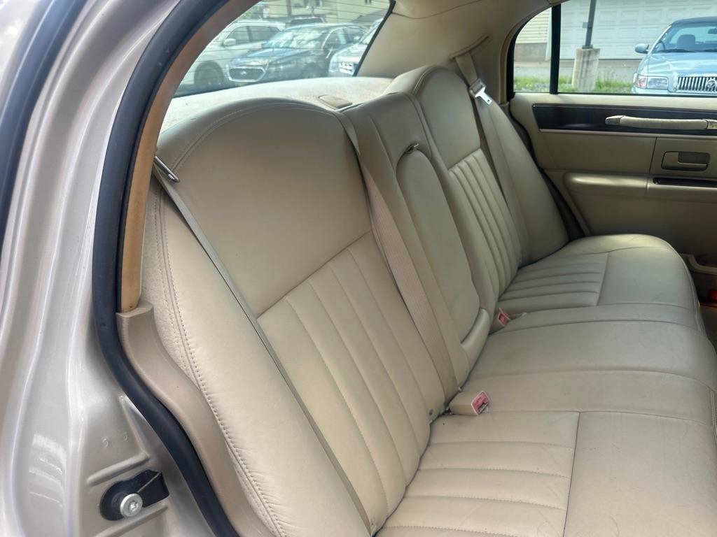 Used 2006 Lincoln Town Car Signature RWD image 36