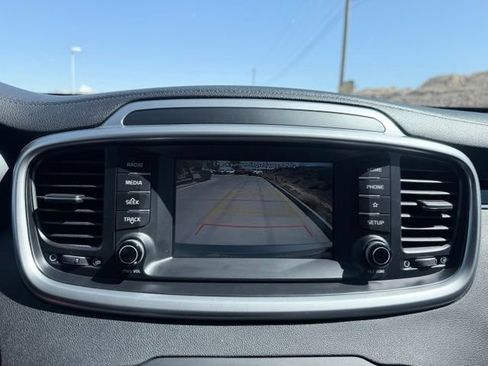 Used 2019 Kia Sorento L FWD image 18