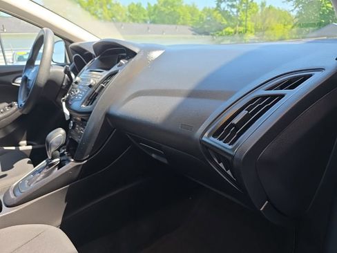 Used 2017 Ford Focus SE FWD image 21