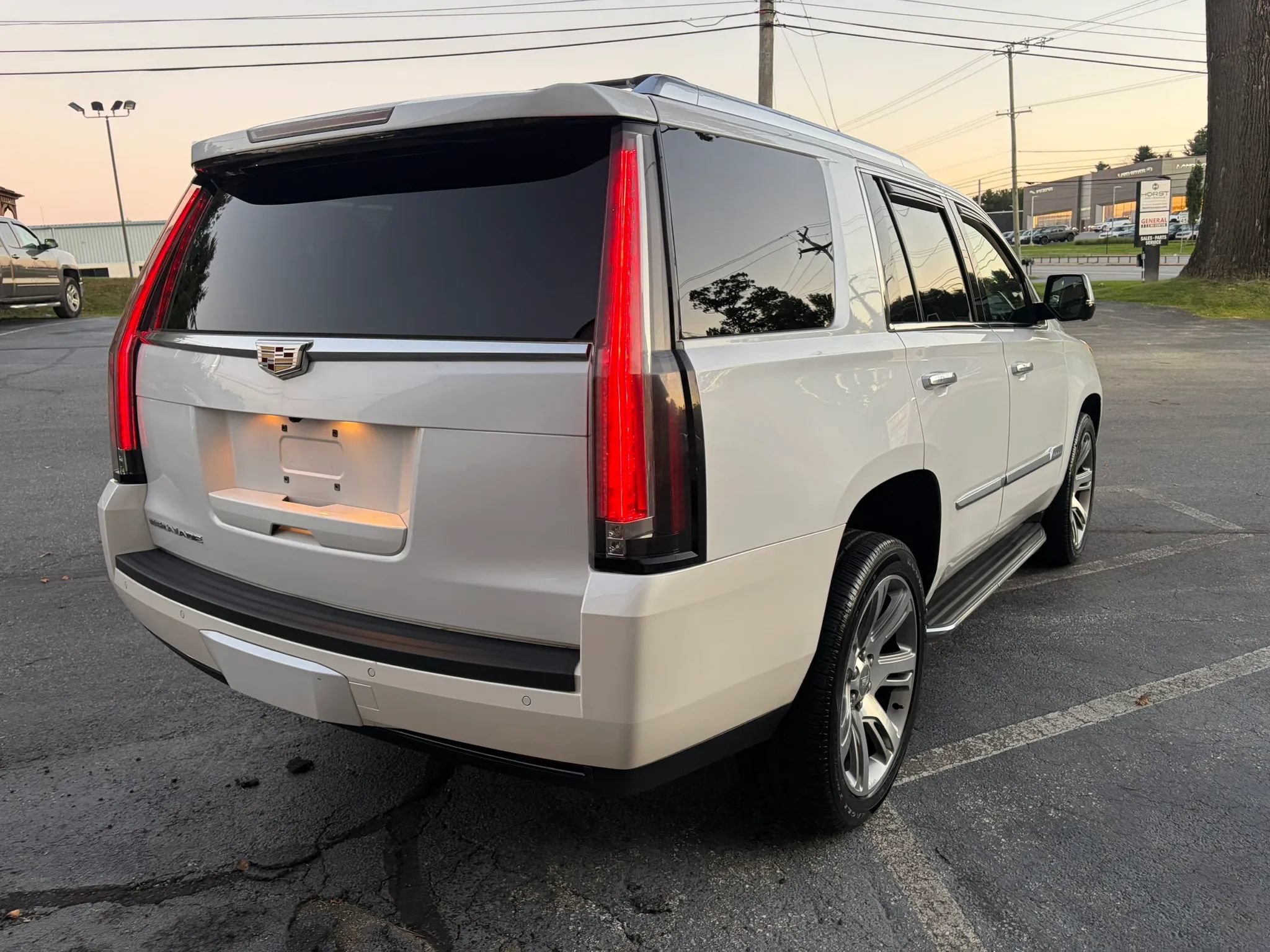Used 2016 Cadillac Escalade Luxury AWD/4WD image 17