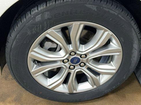 Certified 2022 Ford Edge Titanium w/ Class II Trailer Tow Package image 7