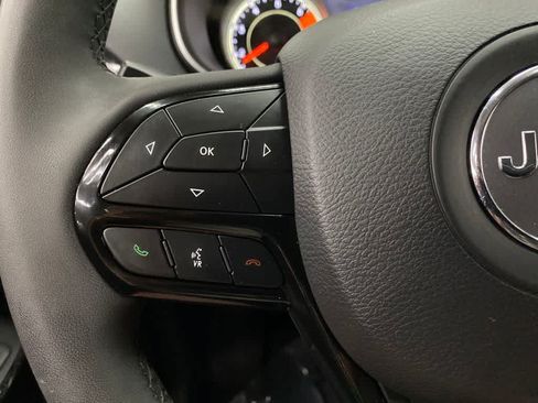 Used 2023 Jeep Cherokee Altitude Lux w/ Mopar Interior Package AWD/4WD image 15