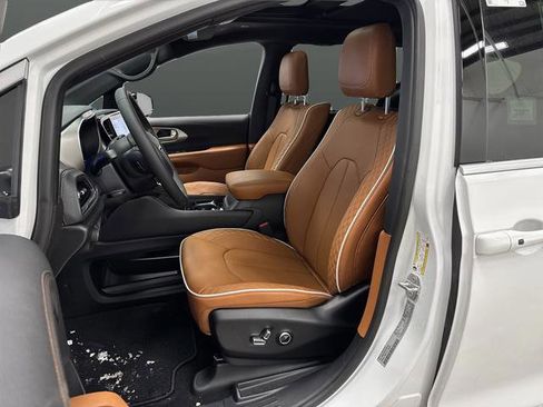 New 2026 Chrysler Pacifica Pinnacle w/ Trailer Tow Group image 4