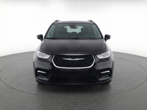 Used 2023 Chrysler Pacifica Touring-L image 2