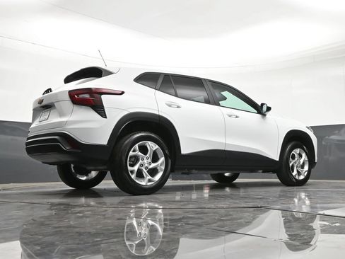Certified 2025 Chevrolet Trax LS w/ LS Convenience Package FWD image 28