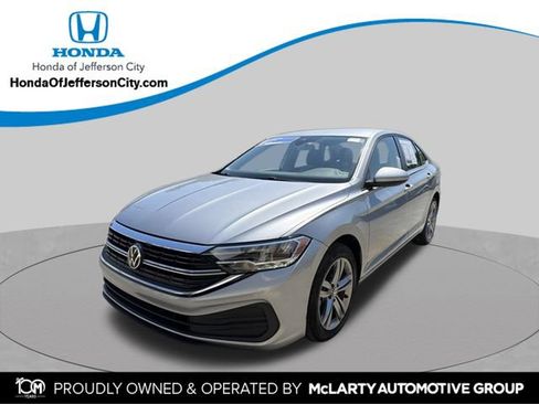Used 2024 Volkswagen Jetta SE FWD image 1