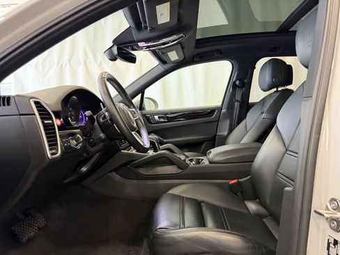Certified 2023 Porsche Cayenne image 5