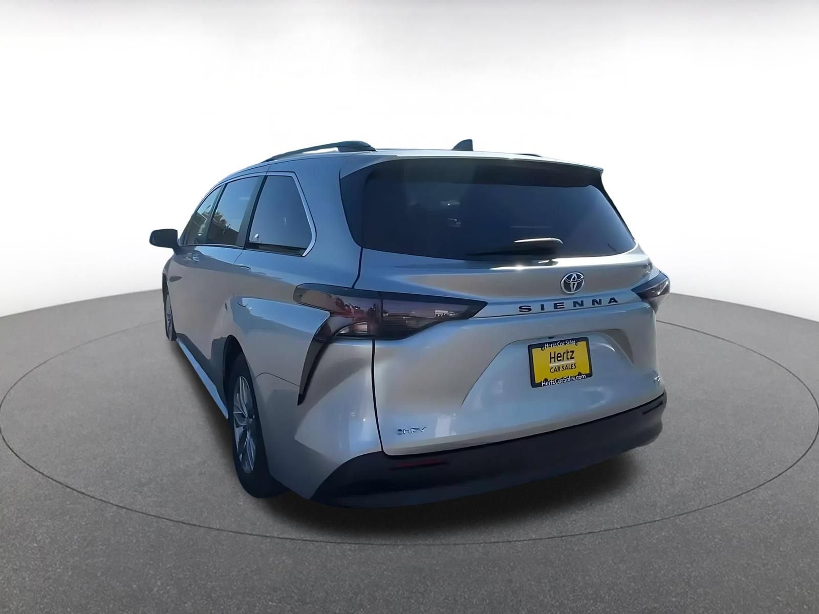 Used 2025 Toyota Sienna XLE FWD image 10
