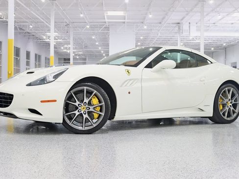 Used 2011 Ferrari California RWD image 3