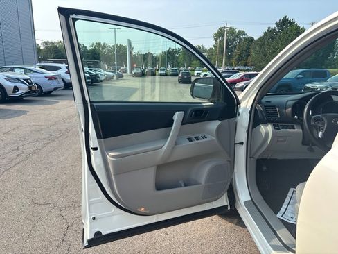 Used 2013 Toyota Highlander 4WD w/ Cold Weather Pkg image 17