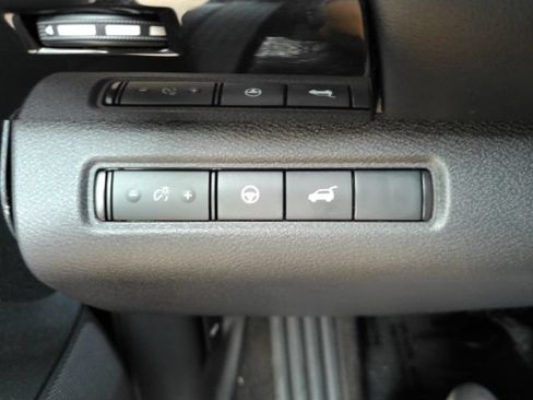 Used 2025 Nissan Pathfinder SV FWD image 35