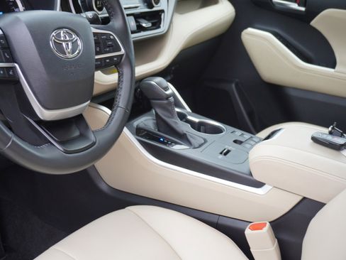 Used 2023 Toyota Highlander XLE image 24