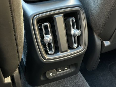 Used 2023 Volvo XC40 Recharge Ultimate image 13