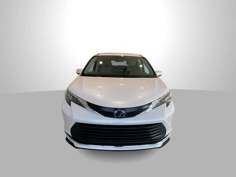 Used 2024 Toyota Sienna XLE image 3