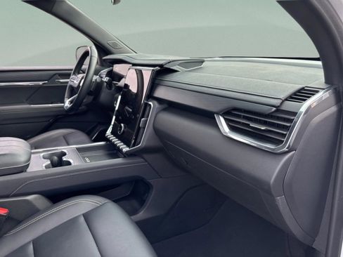 Used 2024 GMC Acadia Elevation image 37